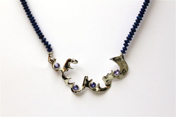 Halssnoer, witgoud met saffier aan lapis lazuli